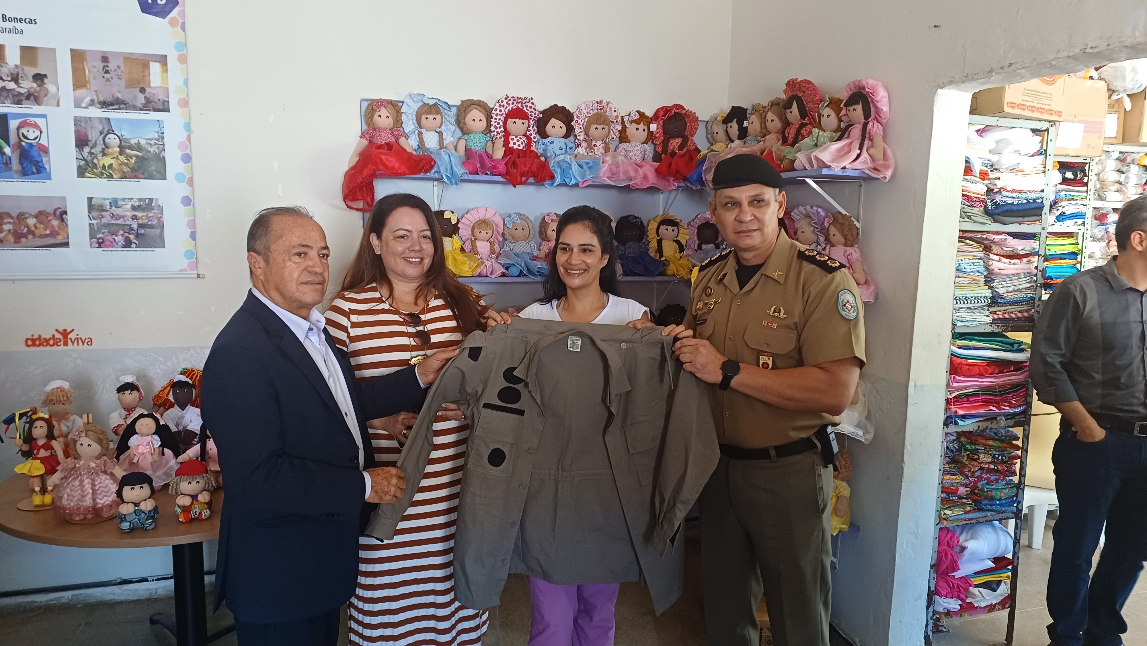 Casa Militar doa fardamentos para projeto de ressocialização "Castelo de Bonecas" da Penitenciária Júlia Maranhão