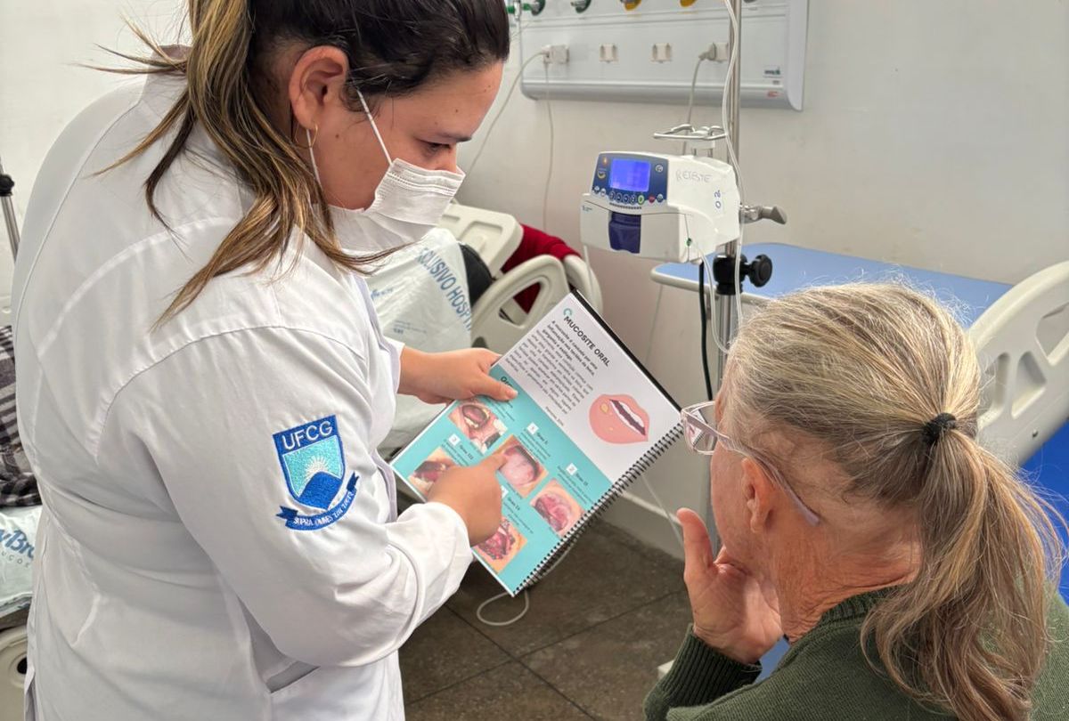 Os alunos que participam do projeto e elaboraram o livreto explicaram o conteúdo aos pacientes do Hospital do Bem.jfif