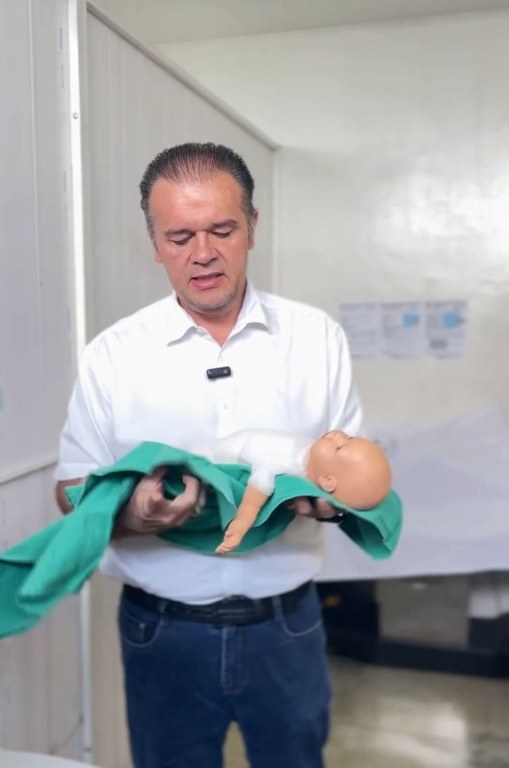 Dr. Umberto durante a demonstração de manobras com recém-nascidos.jpg