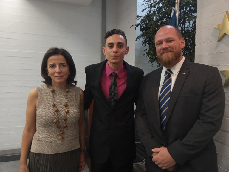 Daniel José entre os embaixadores da Espanha e da Suécia - foto arquivo pessoal Daniel José entre os embaixadores da Espanha e da Suécia - foto arquivo pessoal