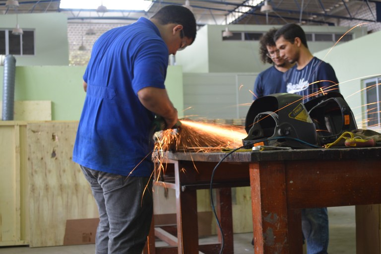 Estudantes executam todas as fases do projeto em grupos divididos por subsistemas (Divulgação)