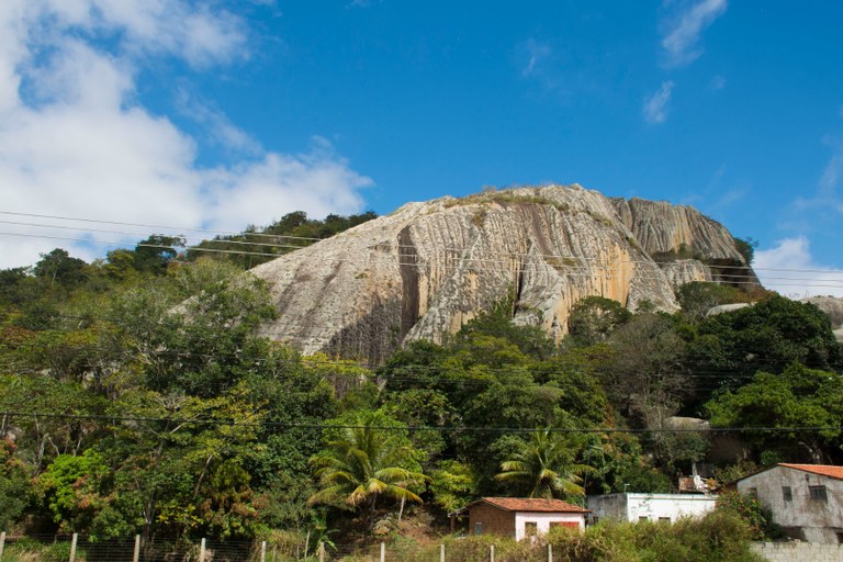 Foto de manodecarvalho-Entrada em Queimadas-lajedo Pedra do Touro-marca entrada no Cariri.JPG