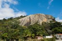 Foto de manodecarvalho-Entrada em Queimadas-lajedo Pedra do Touro-marca entrada no Cariri.JPG