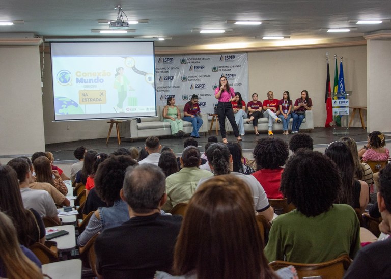 Encontro com Estudantes Coneção Mundo_Delmer Rodrigues (9).jpg