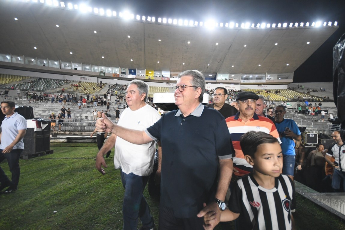 João Azevêdo entrega novo sistema de iluminação do Almeidão e destaca investimentos nos estádios da Paraíba