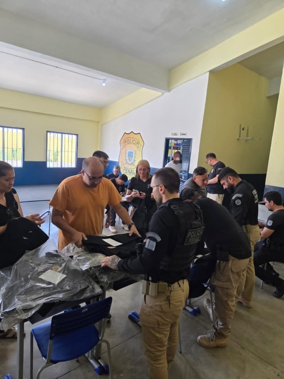 Seap por meio da Gesipe entrega coletes a policiais penais em Campina Grande_3.jpeg