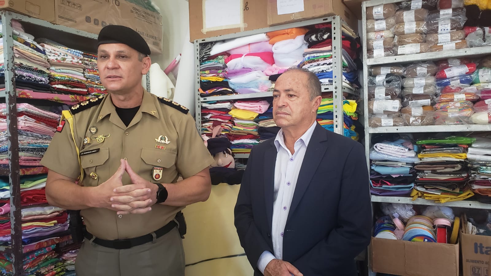 Projeto Castelo de Bonecas recebe doação de fardamentos da Polícia Militar_4.jpg