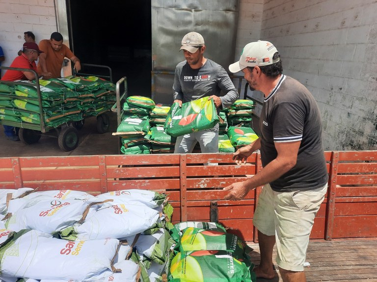 Carregamento de sementes - Polo de Distribuição em Esperança PB.jpg