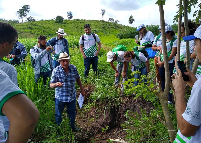 04_07_19 Alunos de Agroecologia conhecem projeto de Integração lavoura, pecuária e floresta na Empaer (1).jpg