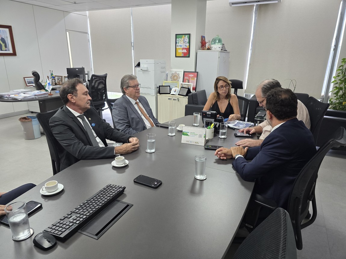 João Azevêdo trata de investimentos em programas de cirurgias eletivas no Ministério da Saúde