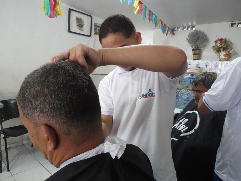 Socioeducandos da Fundac levam serviços de barbearia para população em situação de vulnerabilidade