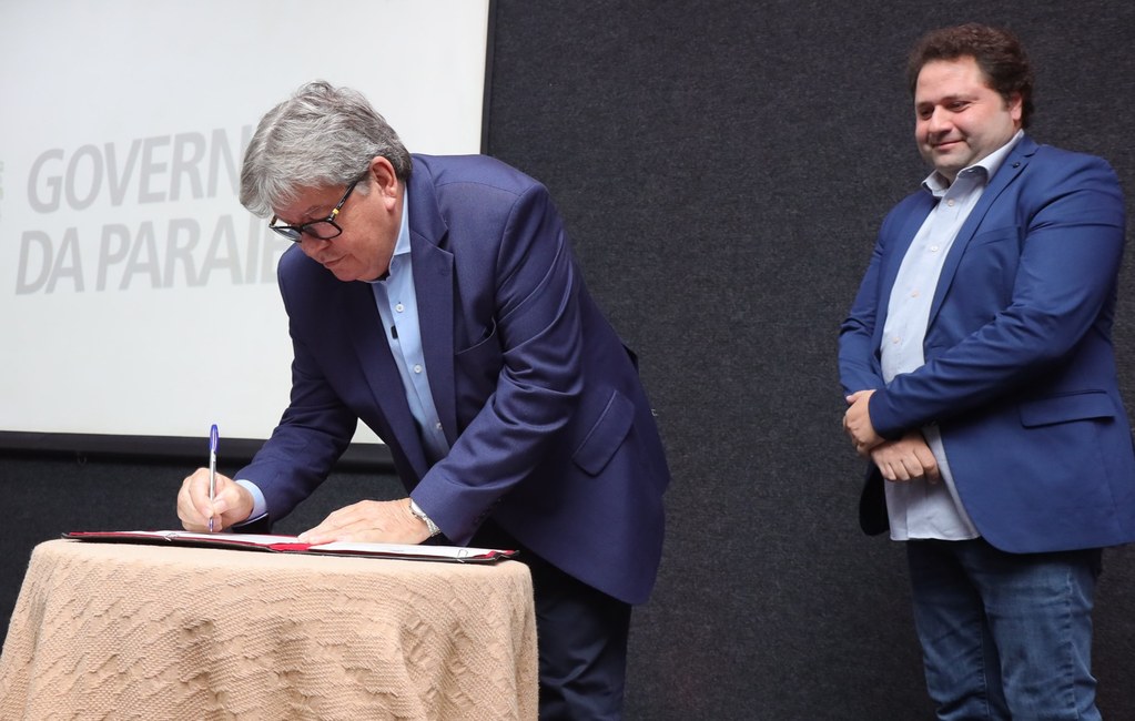 João Azevêdo autoriza medidas econômicas para beneficiar setor produtivo e assina protocolos de intenções para instalação de novos empreendimentos na Paraíba